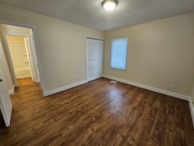 Building Photo - 2 bed, 1 bath, close to ND