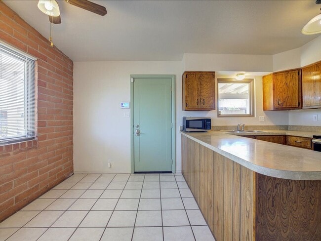 Building Photo - 3 Bedroom 2 Bathroom