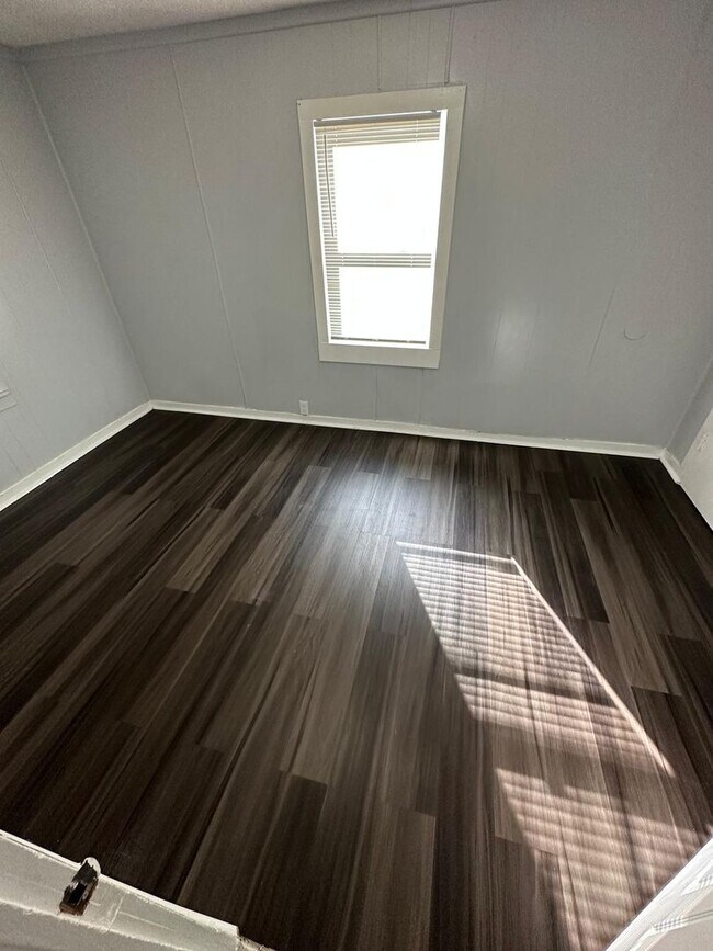 Building Photo - Fully Renovated 2/1 Single Family Available Now!