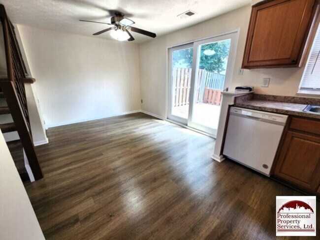 Building Photo - Charming 3br/1.5ba Townhome Updated, Convenient, And Move In Ready