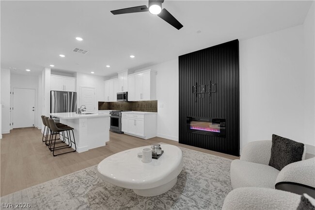 Building Photo - 600 N Carriage Hill Dr