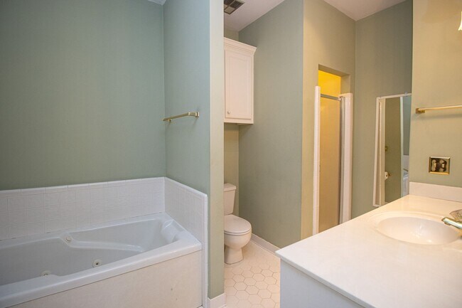 Building Photo - 2220 Montclair Dr