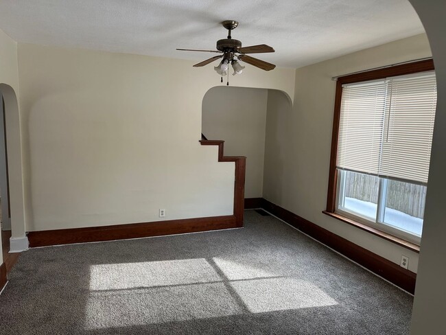 Building Photo - 3 bedrooms & 1 bath Colonial home