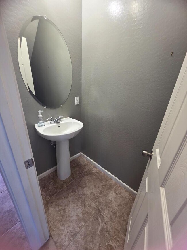 Building Photo - 9 S 195th Ln