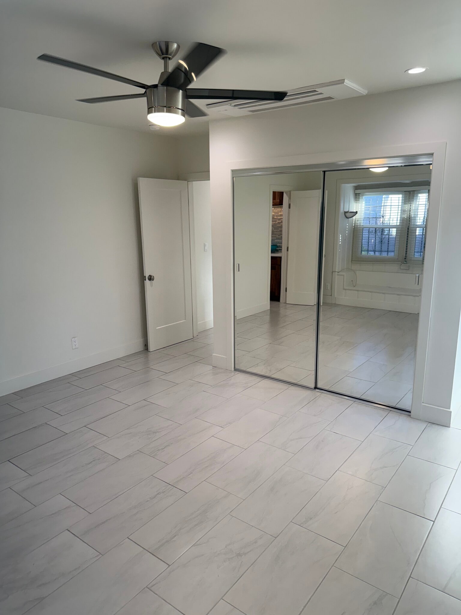 Building Photo - 1067 W 83rd St