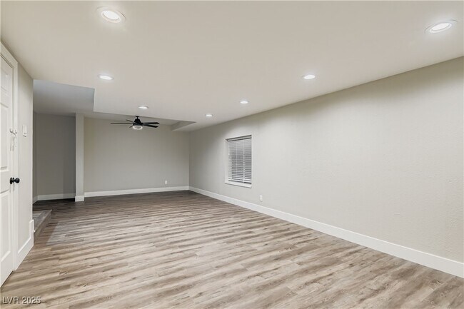 Building Photo - 6690 N Torrey Pines Dr