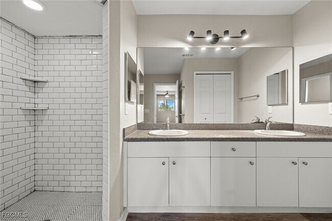 Building Photo - 3919 SW 14th Ave