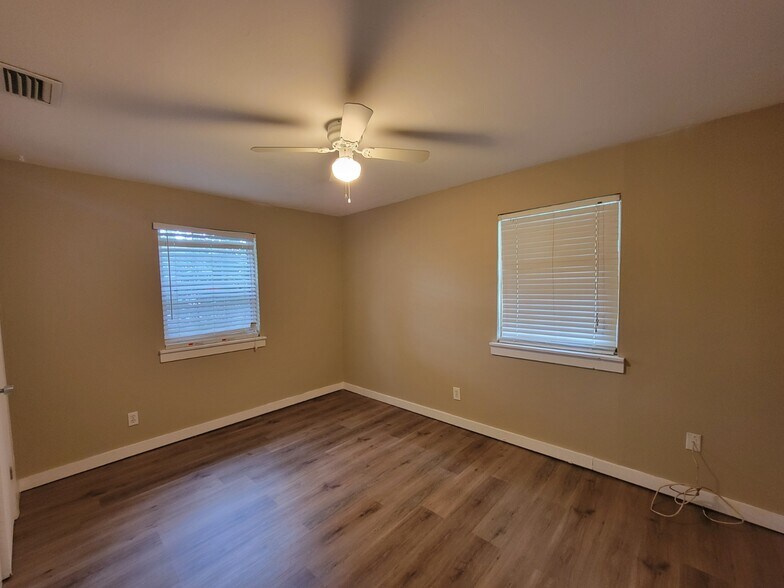 Building Photo - 1710 Chestnut Ave