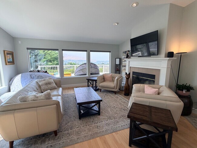 Building Photo - Executive 5 bed/4 bath home, POOL with pool service, decks with VIEWS, two kitchen/living room ar...