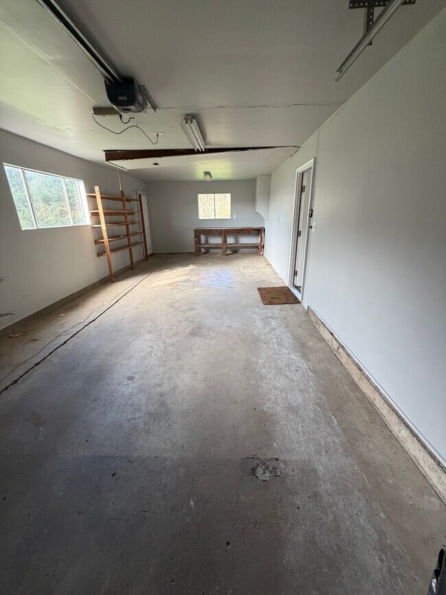 Building Photo - Large home on rural property in Carlton