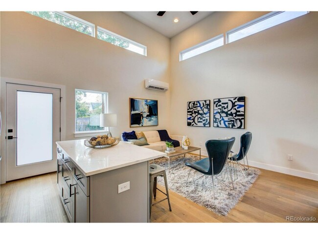 Building Photo - Unbelievable 2 Bed + Den Townhome - The Ul...