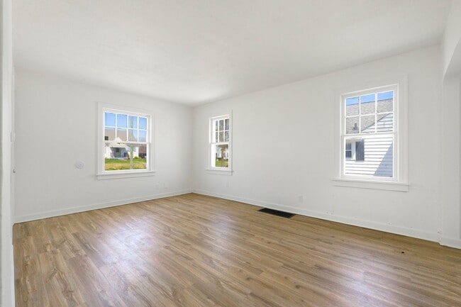 Building Photo - 3 Bedroom home! **2ND MONTH RENT FREE*