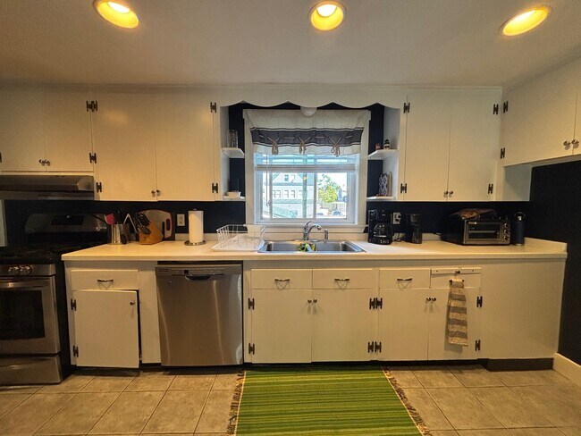 Building Photo - 14 Dixon St