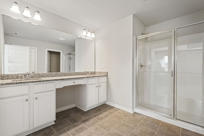 Building Photo - 3 BEDROOM TOWNHOME IN OAKWOOD!