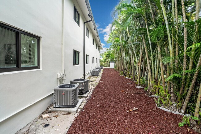 Building Photo - 1634 SW 4th Ave