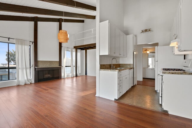 Building Photo - 209 4th Ave