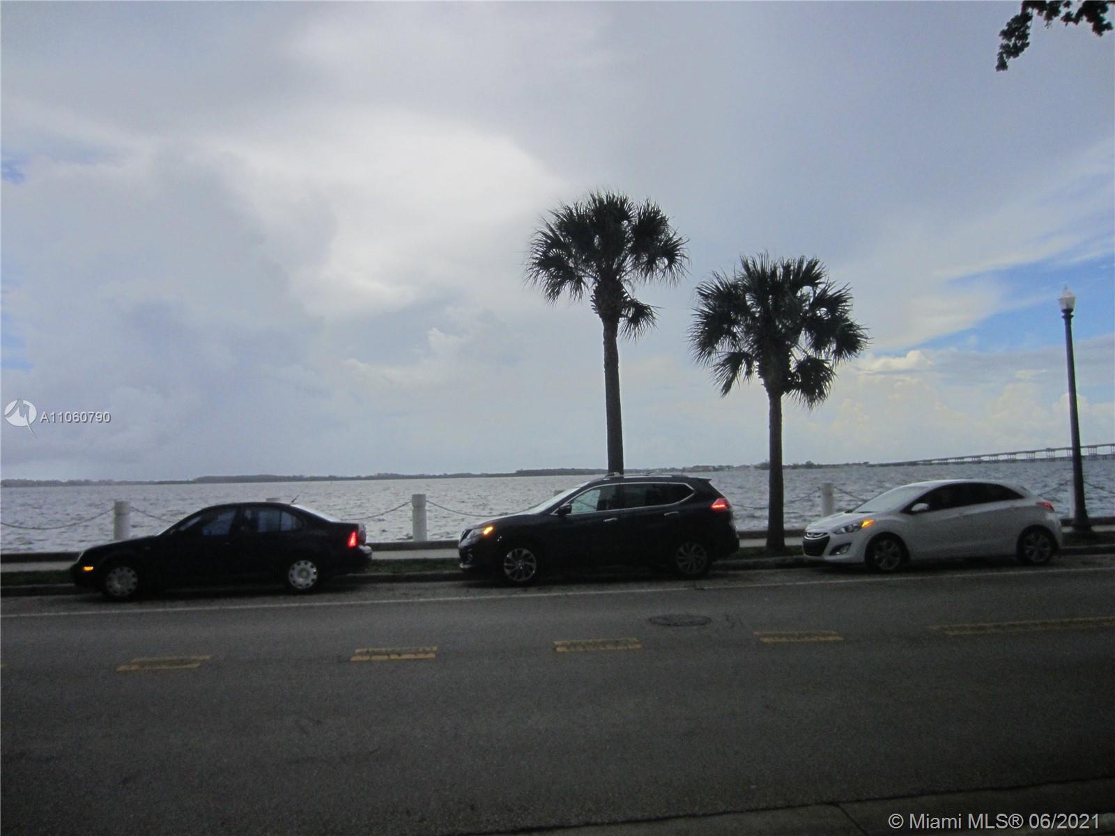 Building Photo - 1420 Brickell Bay Dr
