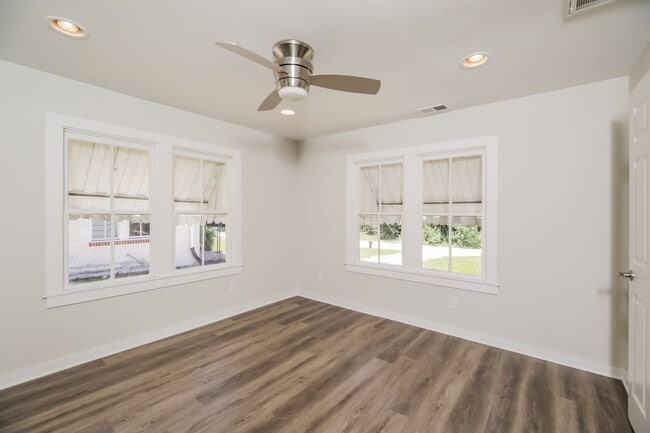 Building Photo - 1 bedroom / 1 bath ~ Just Renovated & Move...