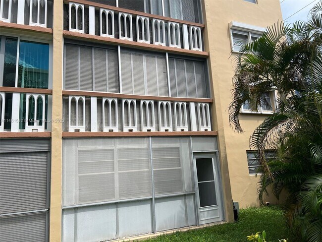 Building Photo - 501 NE 14th Ave