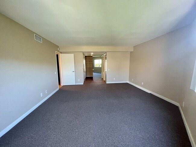 Building Photo - COMING SOON!!! LOVELY 2 Bed/2 Bath Condo Across From The River!!!