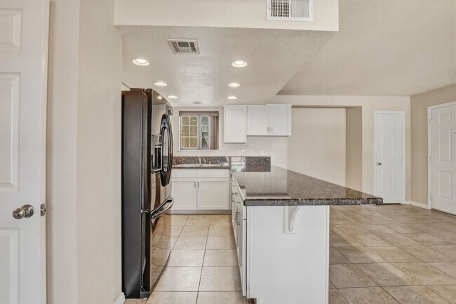 Building Photo - Upgraded 2 bedroom 2 bath upstairs condo 1 WEEK FREE RENT