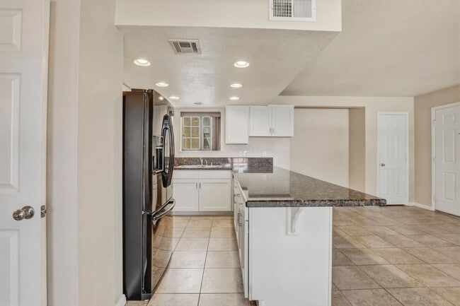 Building Photo - Upgraded 2 bedroom 2 bath upstairs condo