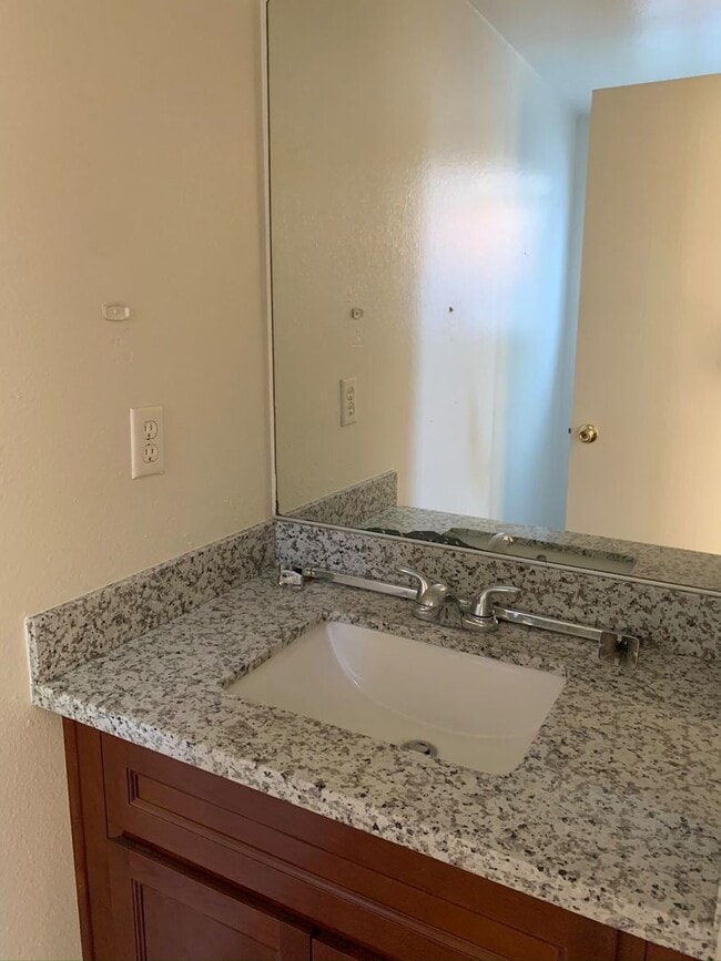 Building Photo - 2 bed 1.5 bath with a 2-car garage in Rocklin