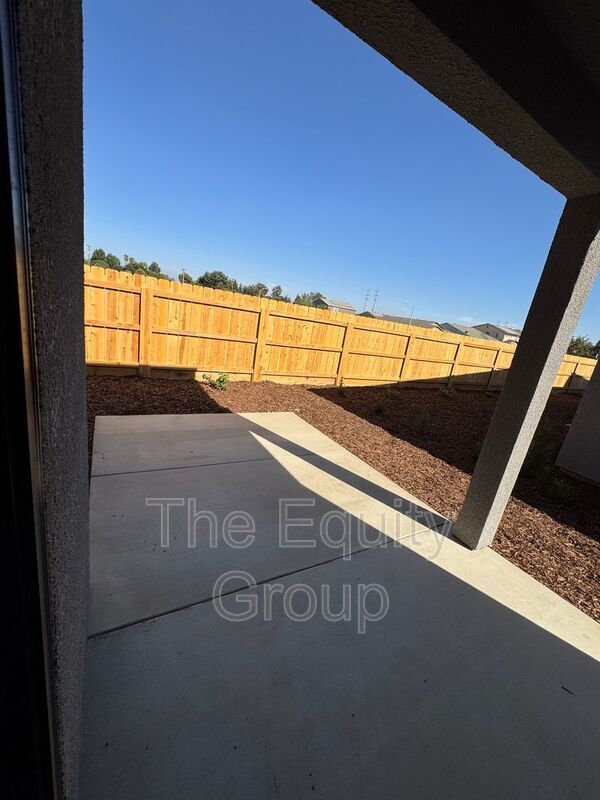 Building Photo - 4116 E Kaweah Ave