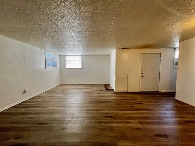 Building Photo - 706 S 5th Ave