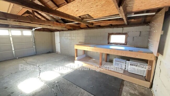 Building Photo - 427 Miles Ave