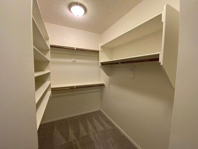 Building Photo - 4 Bedroom Home Available Near Golf Course ...