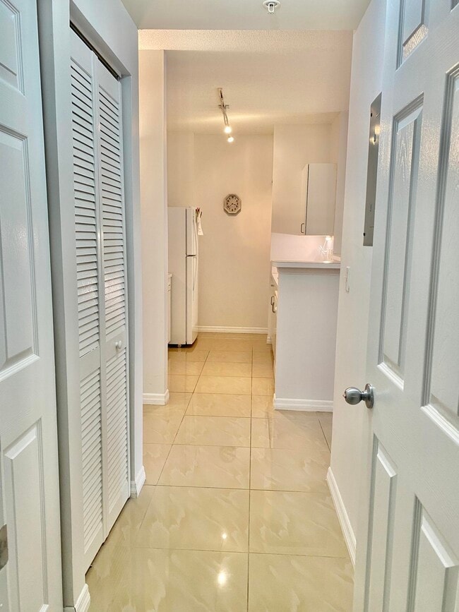 Building Photo - 720 S Sapodilla Ave
