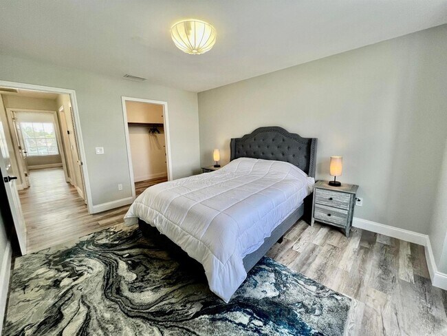 Building Photo - 12989 Meadowbreeze Dr