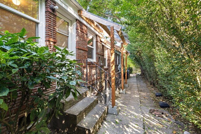 Building Photo - 516 SE 15th Ave