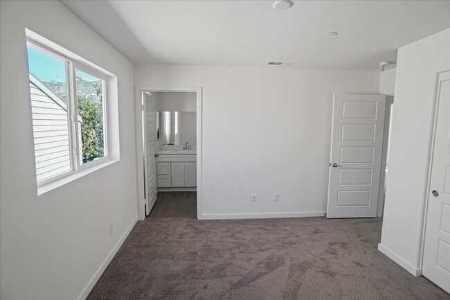 Building Photo - Newly Built 4 Bedroom 3.5 Bath Home in Sylmar