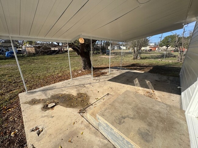 Building Photo - 2601 Live Oak Dr