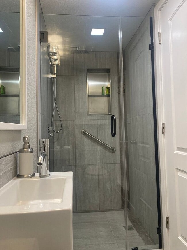 Building Photo - Charming 3BR Condo in Denver