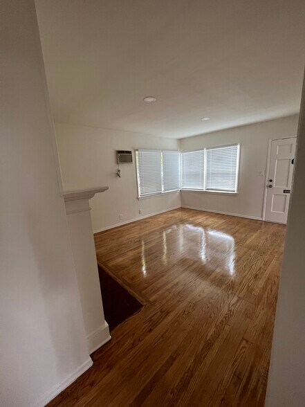 Building Photo - 6546 Hazeltine Ave