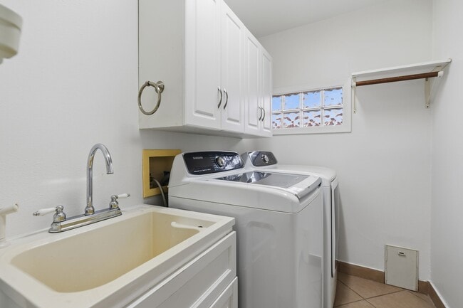 Building Photo - 5307 Poinciana Dr