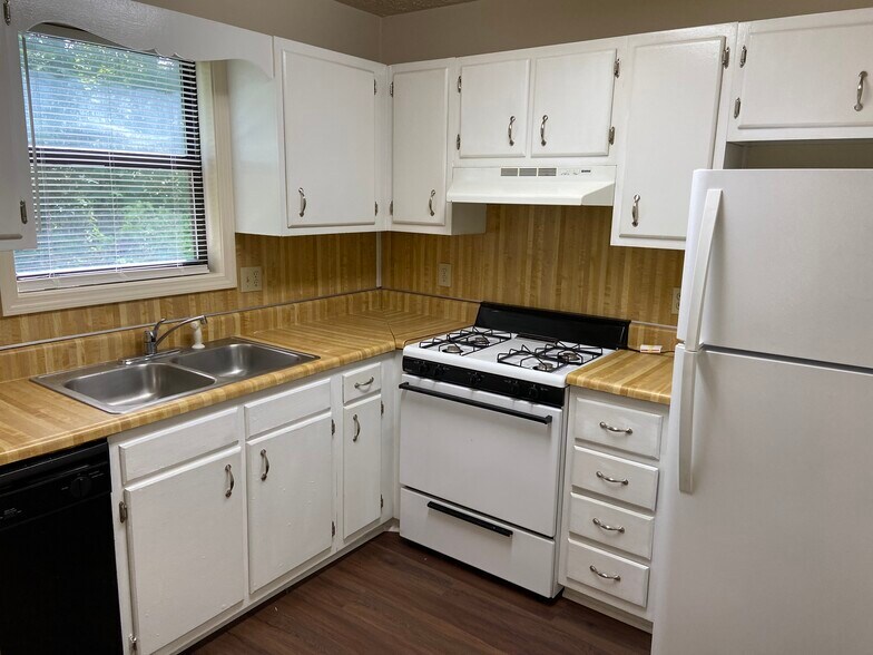 Kitchen - 897 Ventnor Pl SW