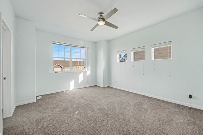 Building Photo - End Unit 3 Bedroom 2 Bath Townhome in Commerce City!