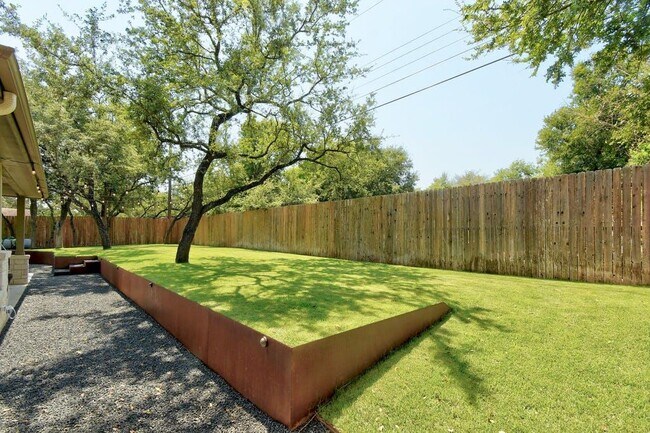 Building Photo - 1006 Lipan Trail