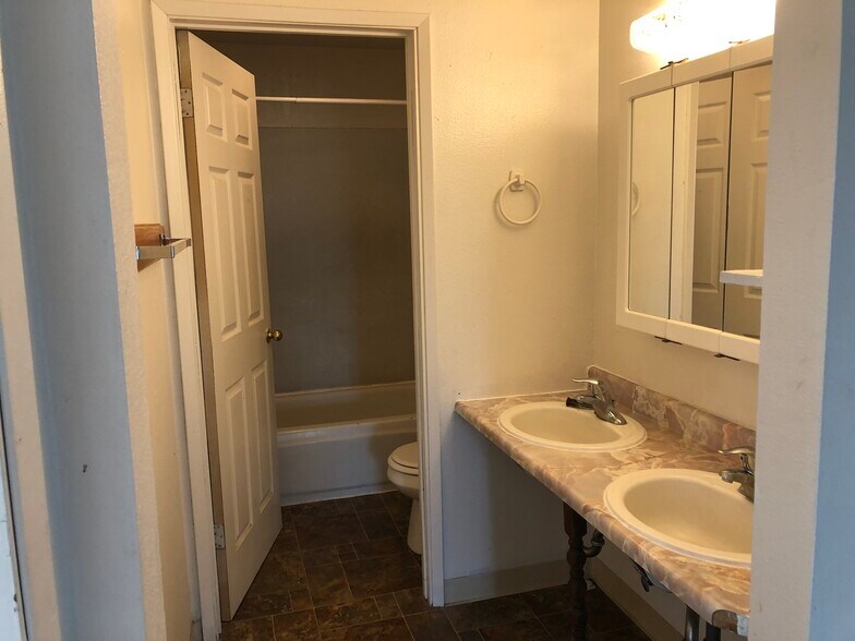 Building Photo - 500 NE Maiden Ln