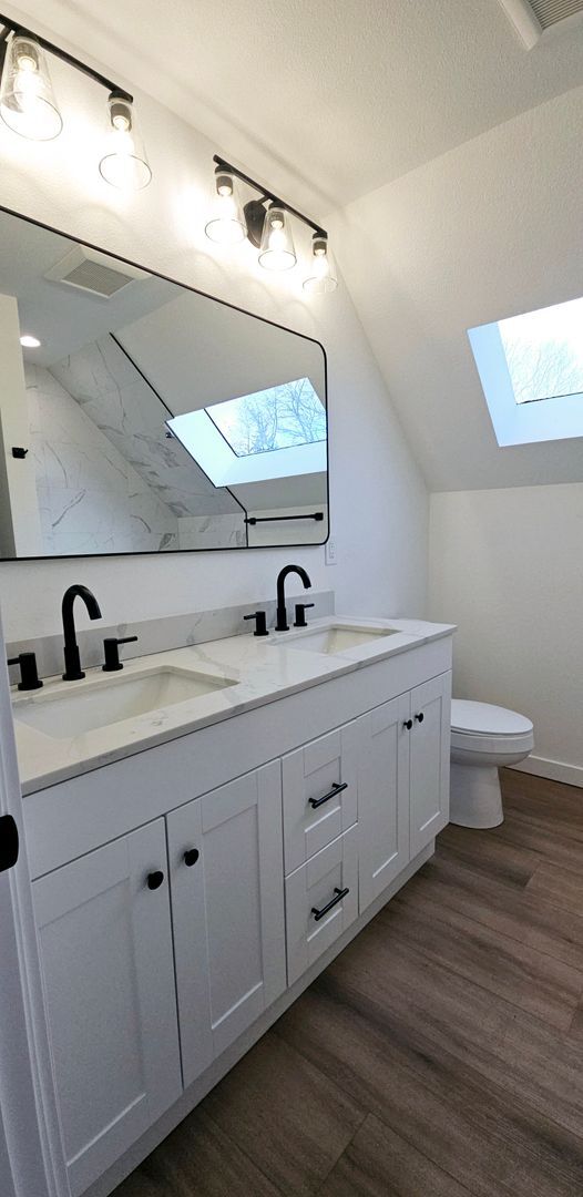 Building Photo - MOVE-IN SPECIAL! Recently Renovated 2 Stor...