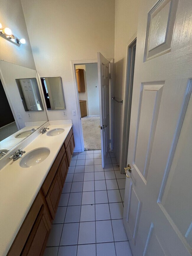 Building Photo - 4420 Putting Green Dr