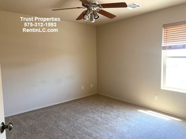 Building Photo - Spacious 3/3 in Sonoma