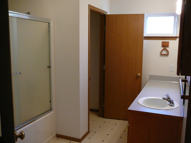 Master bath - 717 Shannon St