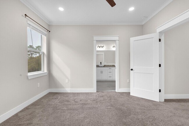 Building Photo - Modern 3 Bedroom Townhome!!