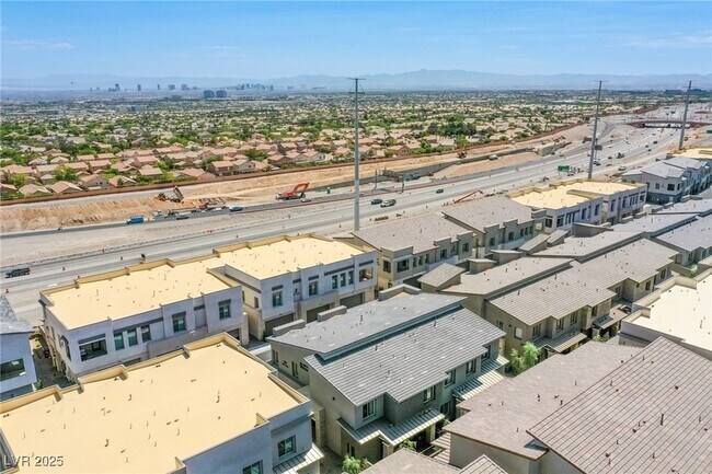 Building Photo - 600 N Carriage Hill Dr