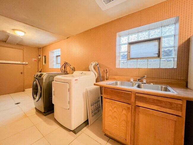 Building Photo - 4716 Thatcher Ave